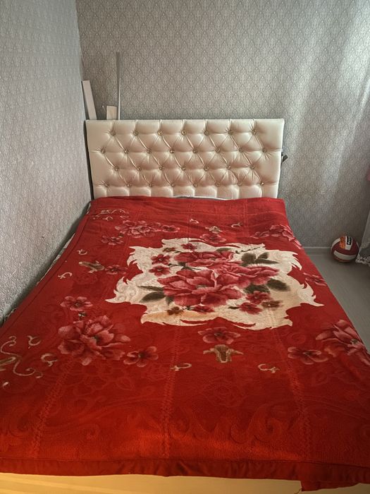 Продаётся кровать полуторная