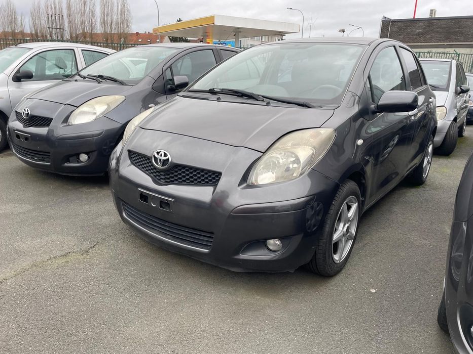 Vând Toyota Yaris