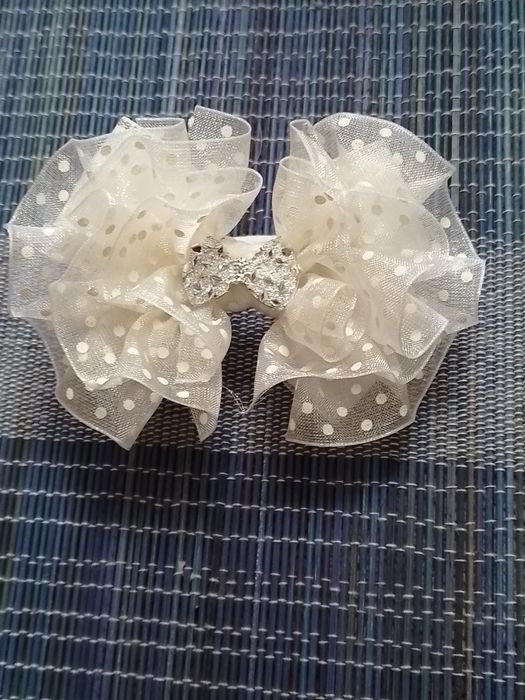 Белые   бантики .