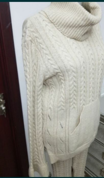 Costum tricot,nou,culoare crem,model deosebit M