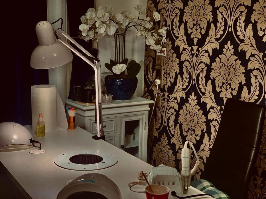 Afacere salon coafura cosmetica manichiura