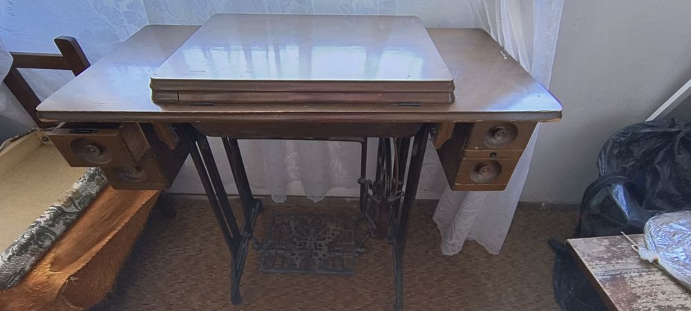 Стара ръчна работеща Шевна машина