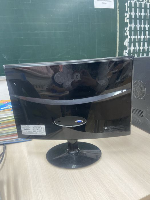 Офисный компьютер рабочем состояние