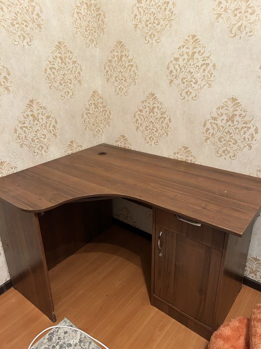 учебный столик.