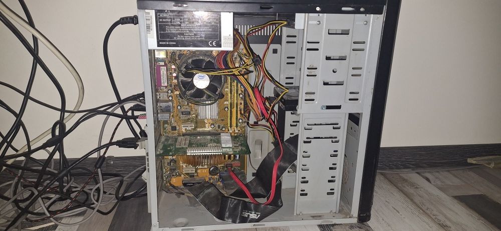 Продавам стар Lg компютър