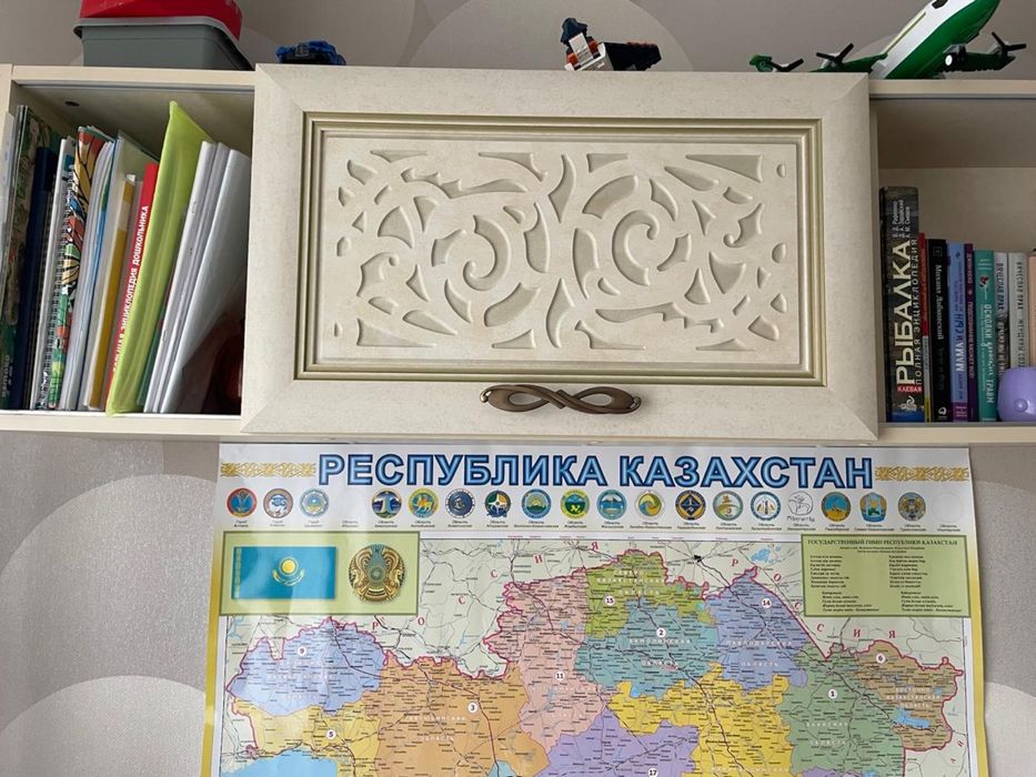 Продам Письменный стол с навесной полкой