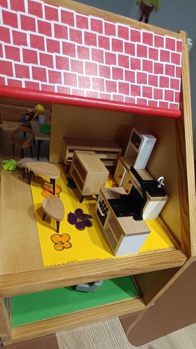 Дървена къща за кукли