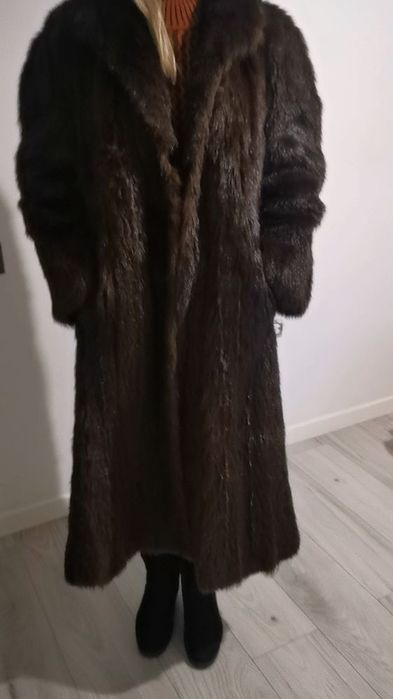 Vand haina de blana naturala, lunga de bizam.