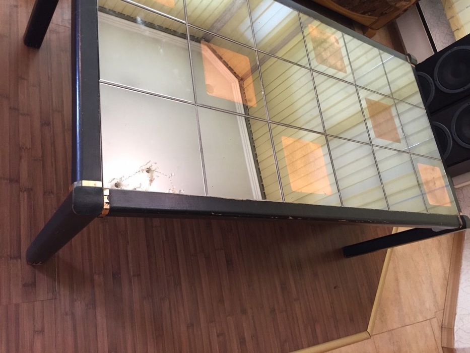 Дизаинерска Дървена маса със стъклен плот от малки квадратчета