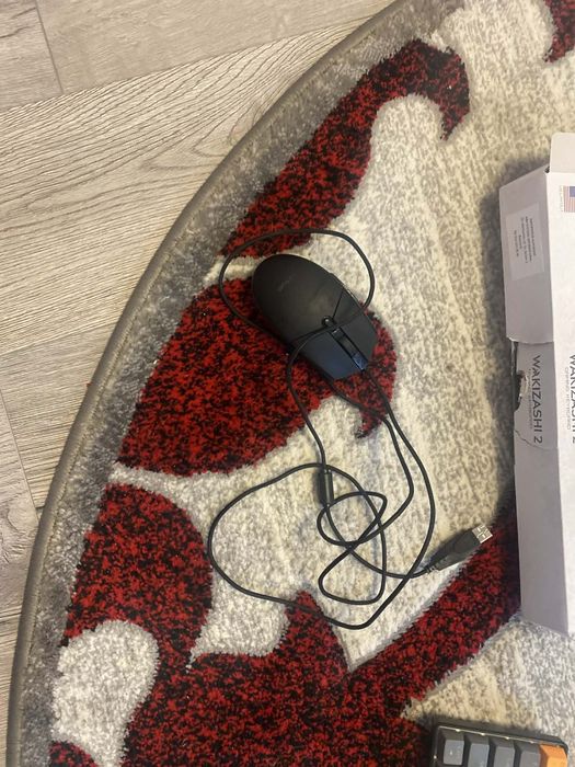 Vând 2 laptopuri 3 tastaturi mousepad mouse suport laptop