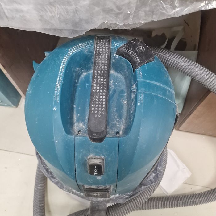 Продам промышленный пылесос макита