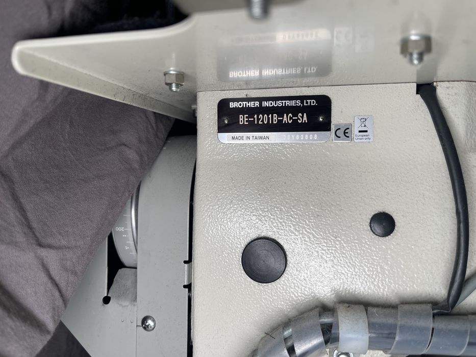 Mașină de brodat industrială Brother BE-1201B-AC – 12 ace + Gherghef șepci
