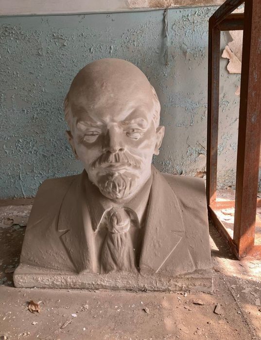 Гигантский бюст статуя Ленин с пьедесталом