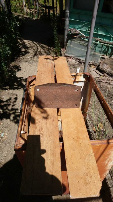 Стара стоманена наковалня.