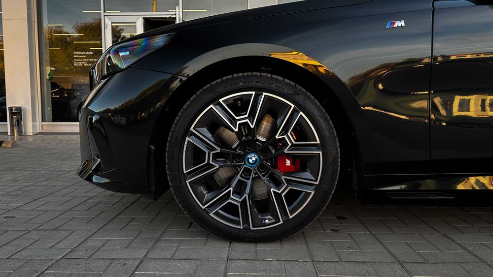 Продам новый BMW i5 xDrive 40 с гаранитией 8 лет + подарок