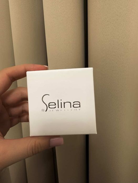 Продавам елегантен сребърен комплект бижута (обеци и колие)