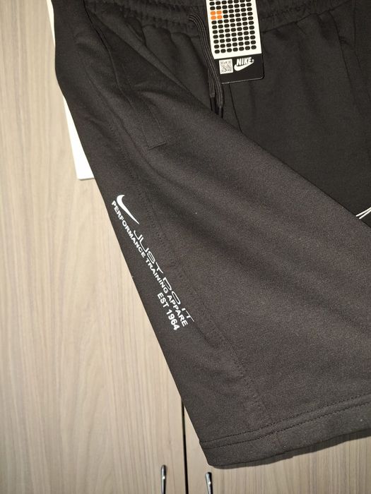 Pantaloni nike noi cu eticheta(preț negociabil)