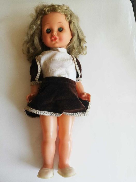 Papusa Aradeanca ochi albastri din 1980 de colectie, costum catifea