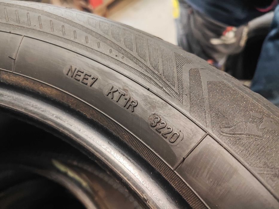 2бр.всесезонни гуми 235/55/19 Goodyear