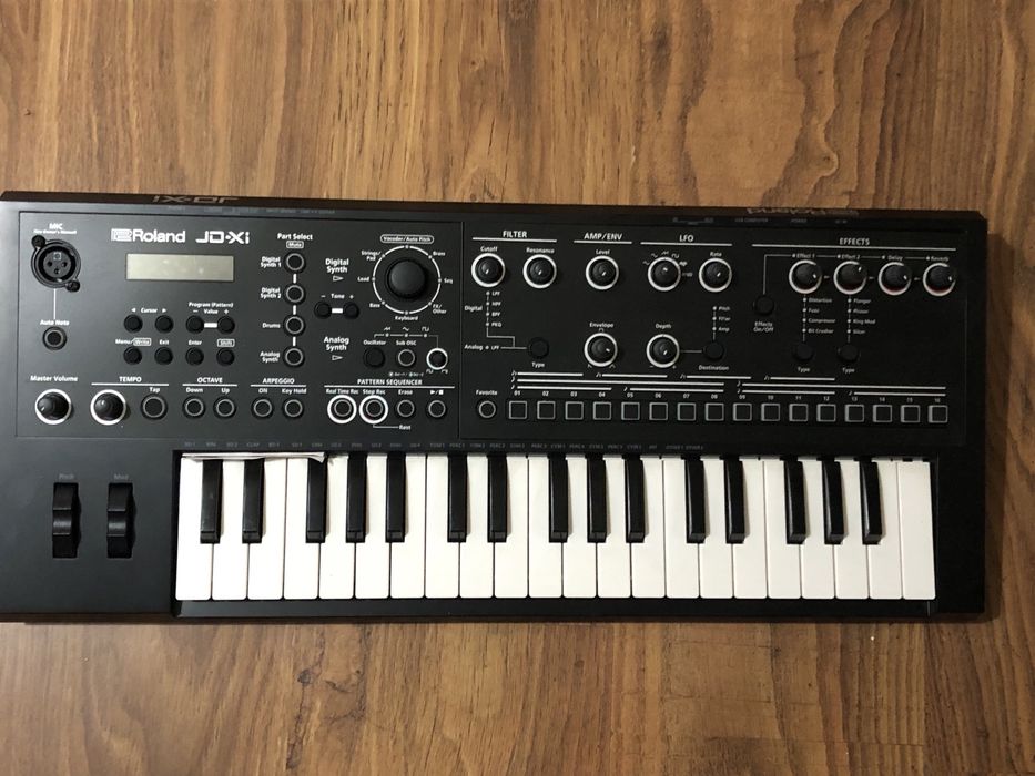 Roland Jd-XI sintetizator crossover analog / digital cu 37 de clape