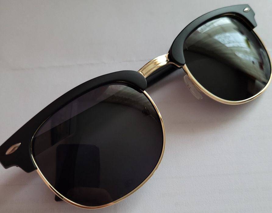 Vând ochelari de soare