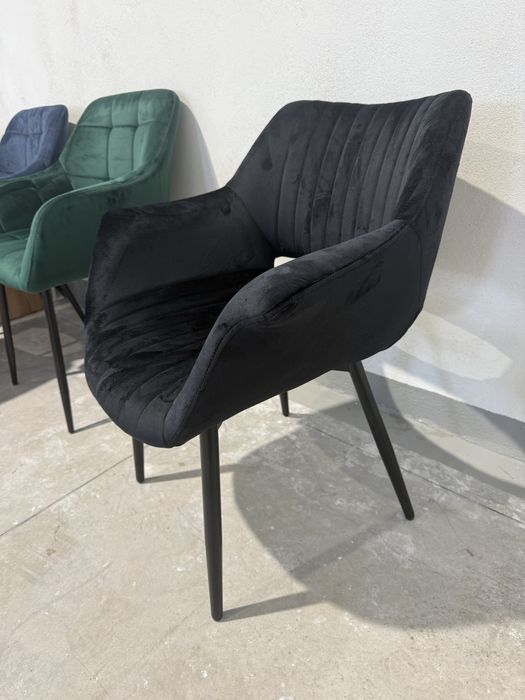 Set 4 scaune dining, tapitate cu catifea neagra