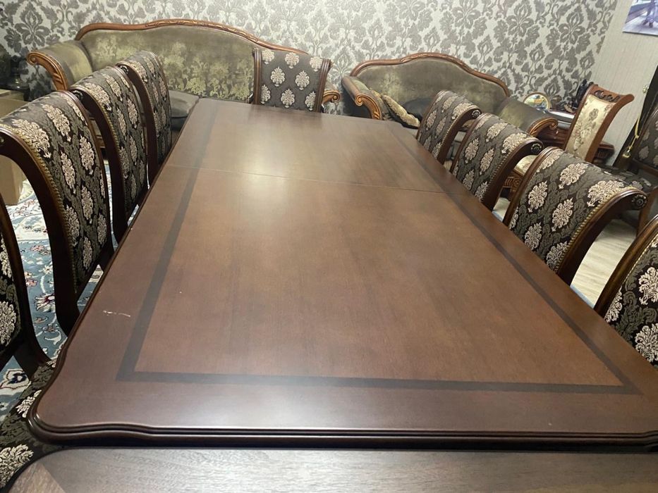 Стол со стульями и диван