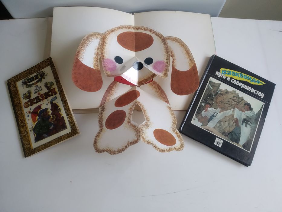 Продаются книги.