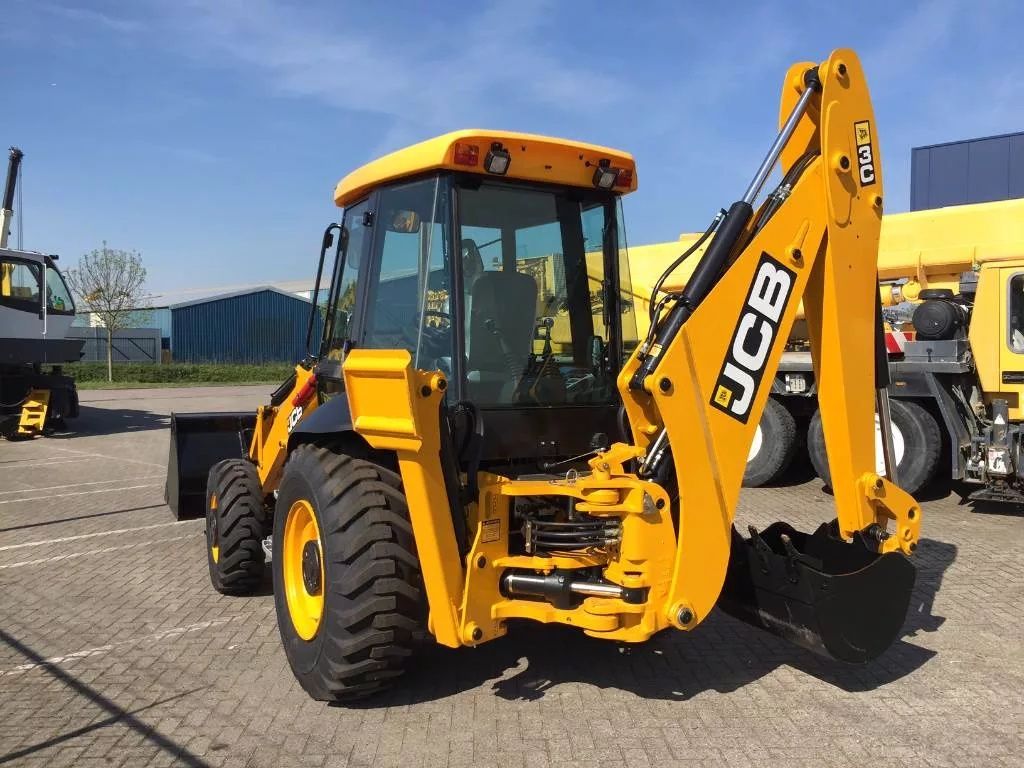 Погрузчик лучшие. JCB 3cx Eco. Петушок экскаватор JCB. Трактор JCB. Фронтальный экскаватор.