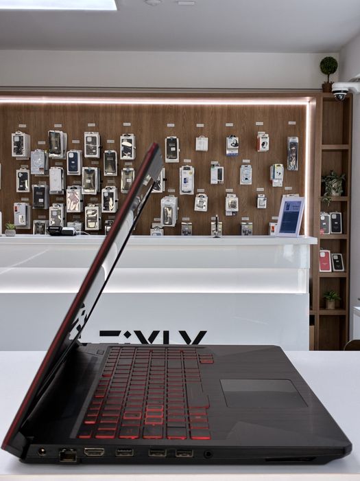 Asus TUF FX504G | i5-8300H | 16GB RAM | 256GB SSD | 15.6" | Windows 10