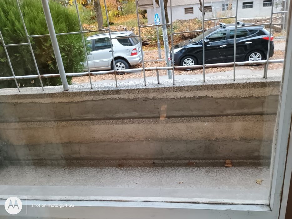 Под наем 3 стаен, София, кв. Изток, 100 кв.м. обзаведен, партер