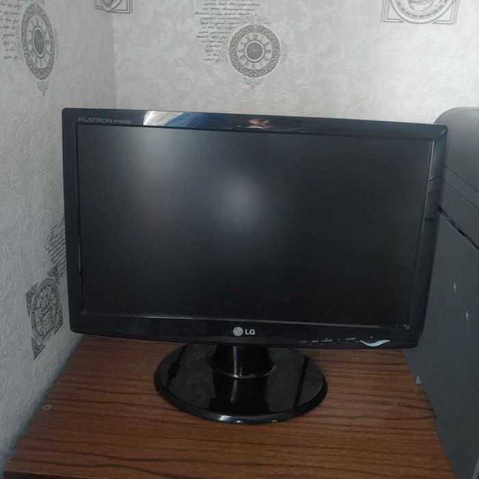 Komputer CPU-Xeon E5462(analog i5), DDR 4 Gb, Monitor - LG 1942SS