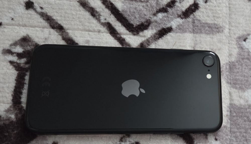Айфон SE 2020  черен