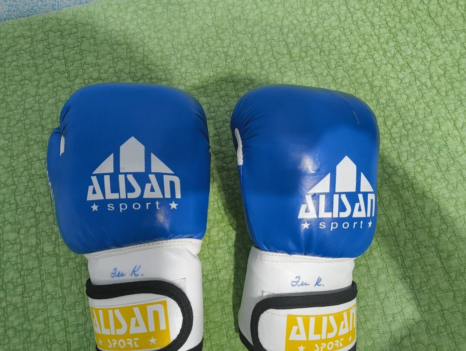 Боксерские перчатки