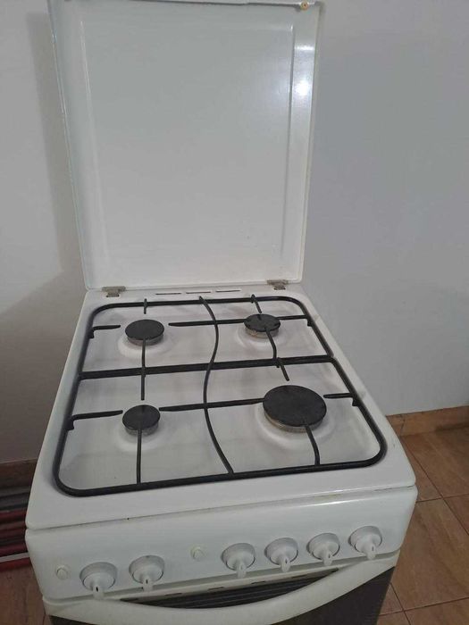 Vand aragaz in stadiu bun , marca INDENSIT