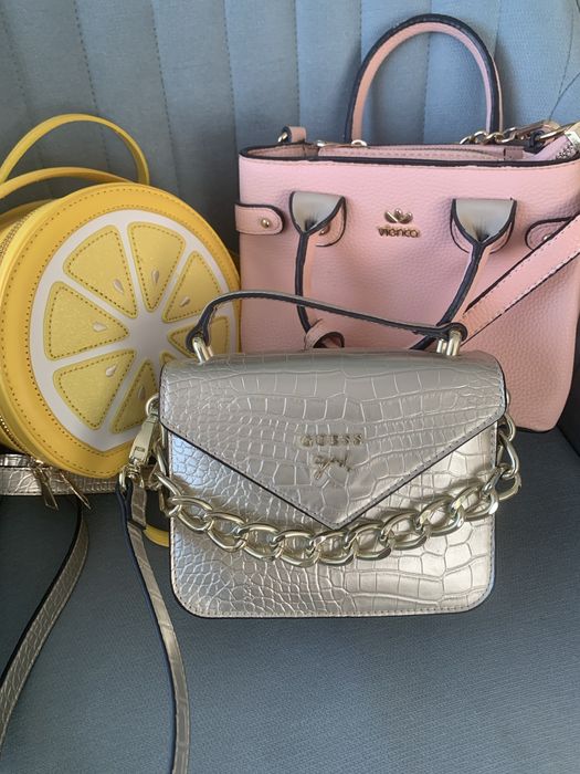 Малка златна чанта Guess