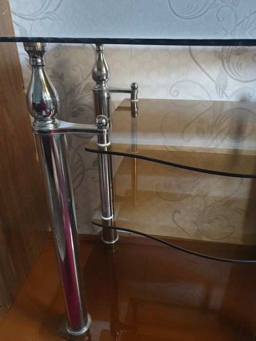 Стеклянный столик