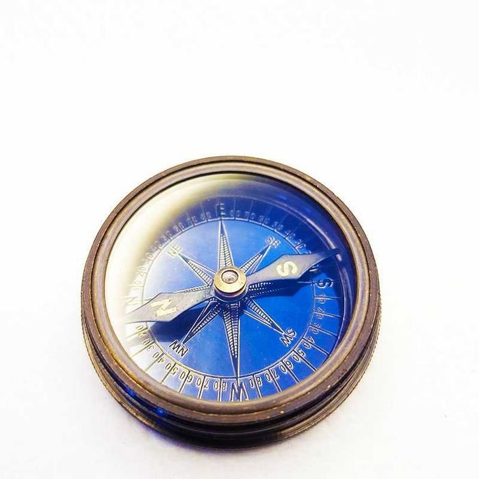 Компас бронзов с пиратското лого и гравирано стихотворение
