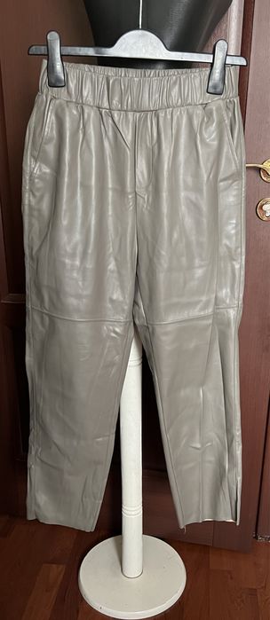 Pantaloni de piele ecologică gri