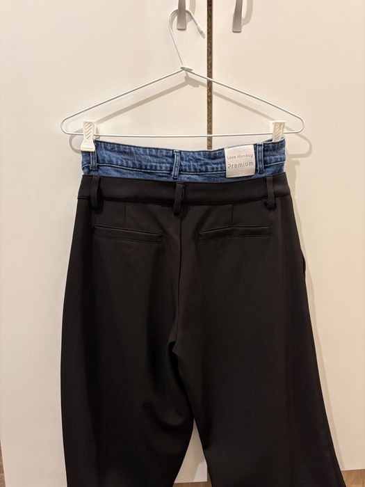 Черен елегантен панталон с висока талия, комбиниран с деним акцент