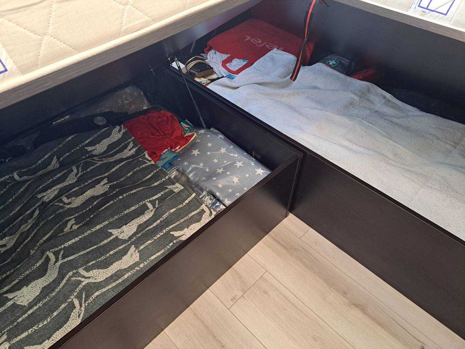 Продават се легла, мебели, матраци