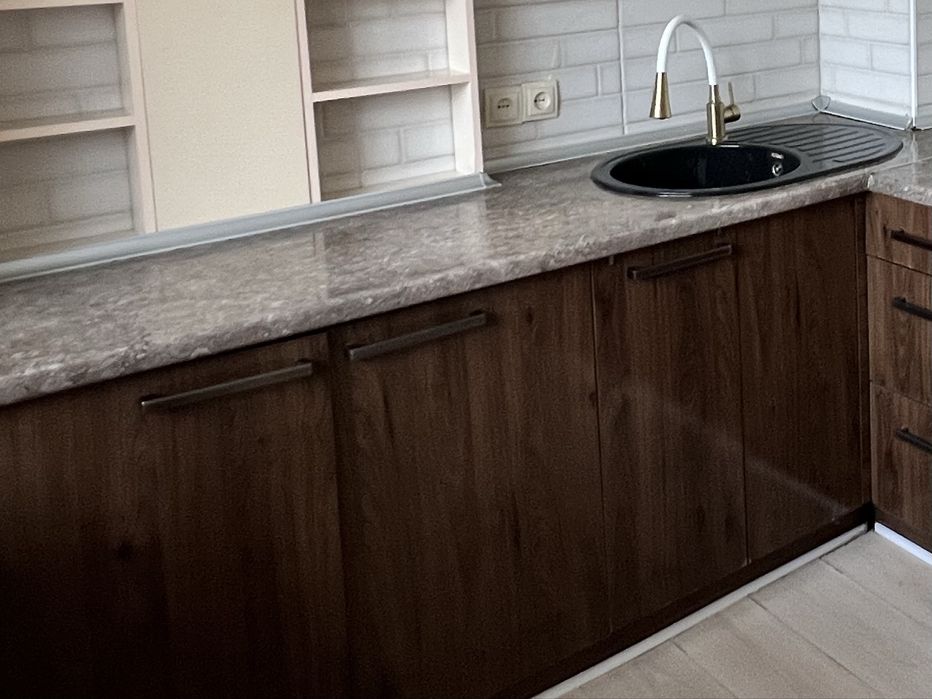 Мойка и шкаф для кухни