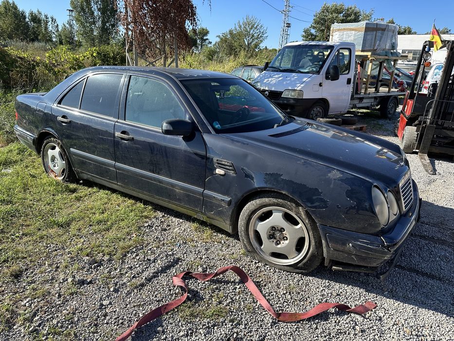 Мерцедес Е200 бензин 96 Г АВТОМАТИК само на части