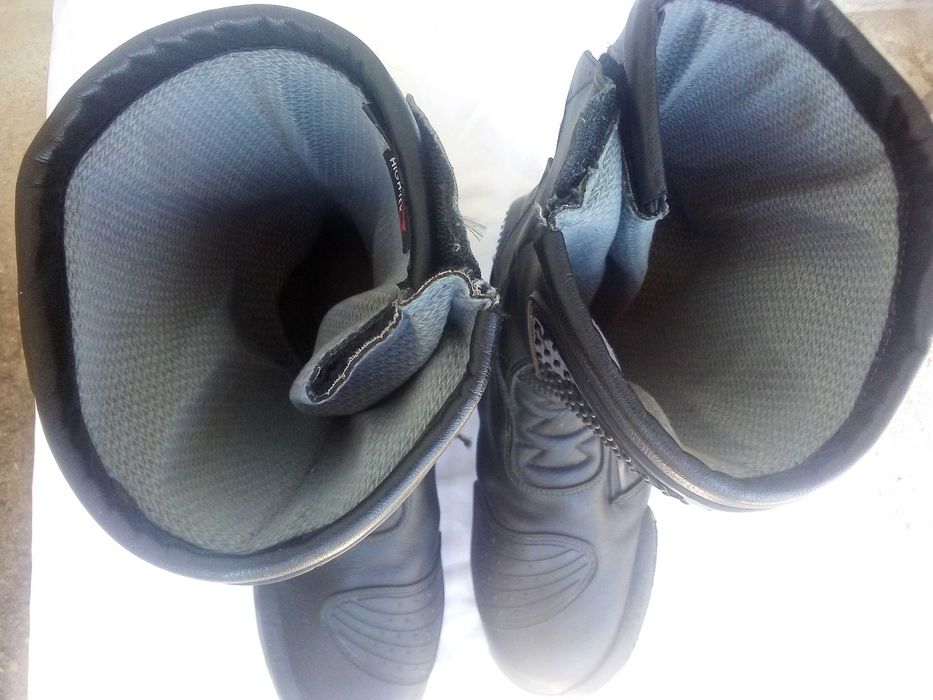 Яке две каски и два чифта мото ботуши