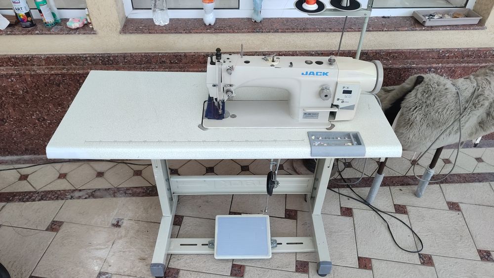 Шагащая швейная машинка