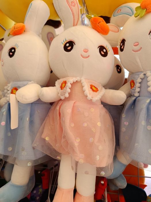 Плюшени играчки зайчета 30см различни цветове.