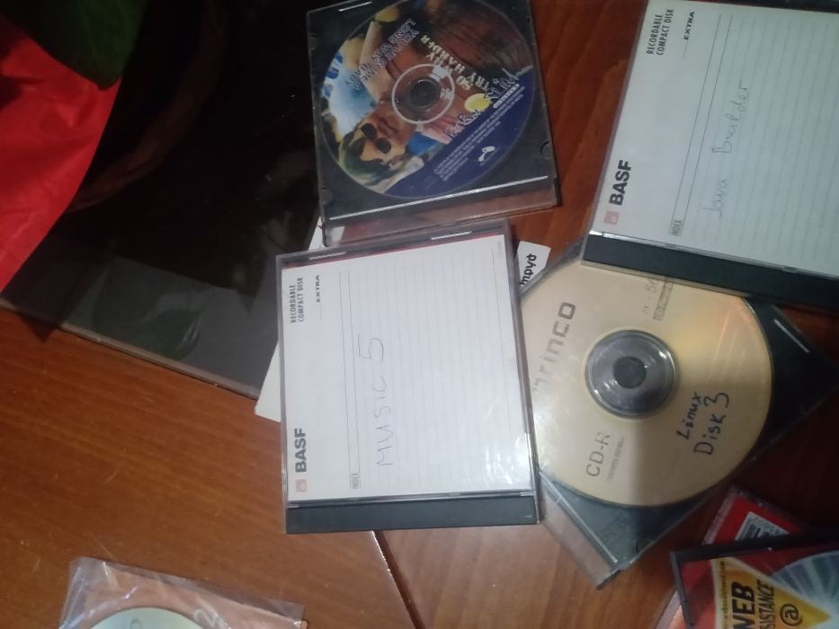 Дискове с филми и музика и музикални инструменти