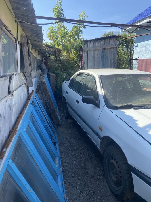 Nissan Primera и мотоцикл в профиле