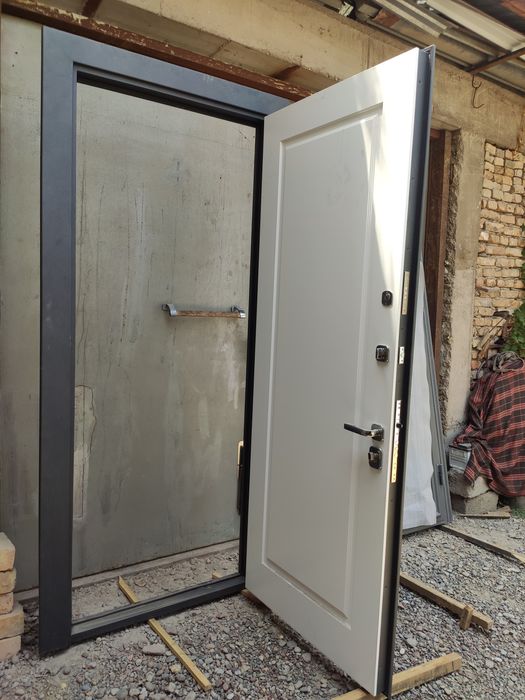 Новая железная дверь