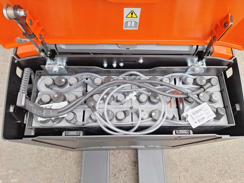 Електрическа палетна количка TOYOTA LPE200B с платформа (НОВА)